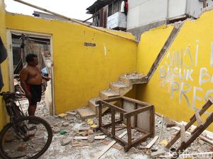 Sebelum Digusur Paksa, Warga Bukit Duri Bongkar Rumah Sendiri Sebelum Digusur Paksa, Warga Bukit Duri Bongkar Rumah Sendiri