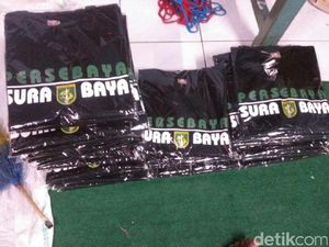Risma Buatkan Kaos untuk Bonek Cilik di Eks Lokalisasi Dolly