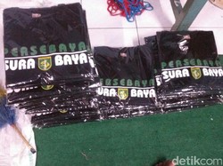 Risma Buatkan Kaos untuk Bonek Cilik di Eks Lokalisasi Dolly