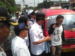 Dihukum Dishub, Sopir Angkot Ini Tak Hafal Lagu Indonesia Raya Dihukum Dishub, Sopir Angkot Ini Tak Hafal Lagu Indonesia Raya