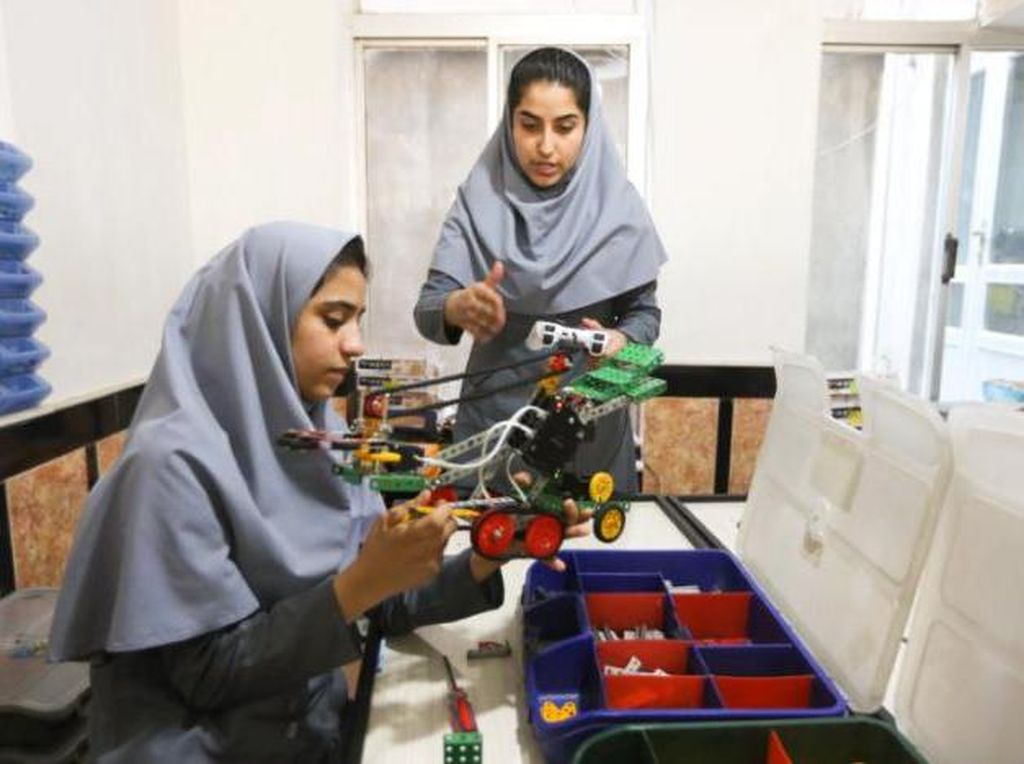 Ditolak Masuk ke Amerika, Hijabers Afghanistan Pembuat Robot Merasa Terhina
