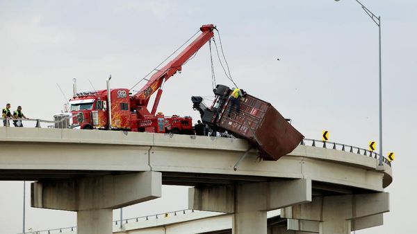 Aksi Mendebarkan, Evakuasi Truk Nyangkut