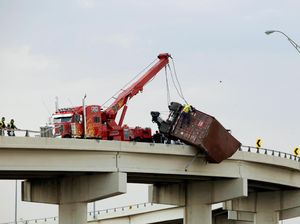 Aksi Mendebarkan, Evakuasi Truk Nyangkut