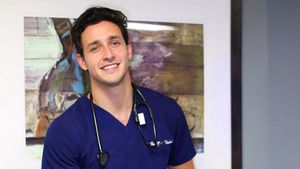 Potret Keseharian Doctor Mike, Dokter Terseksi Sedunia