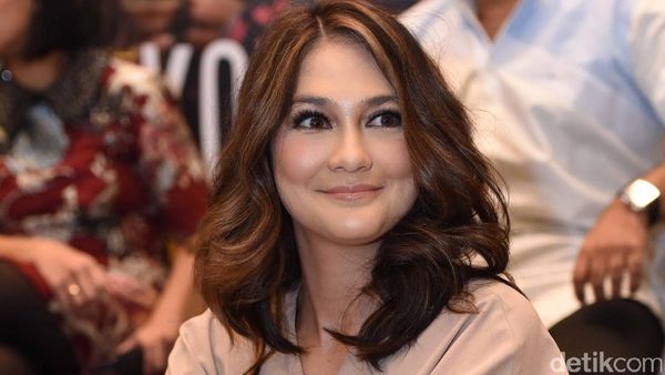 Pulang Liburan Bareng Reino, Luna Maya Happy Banget