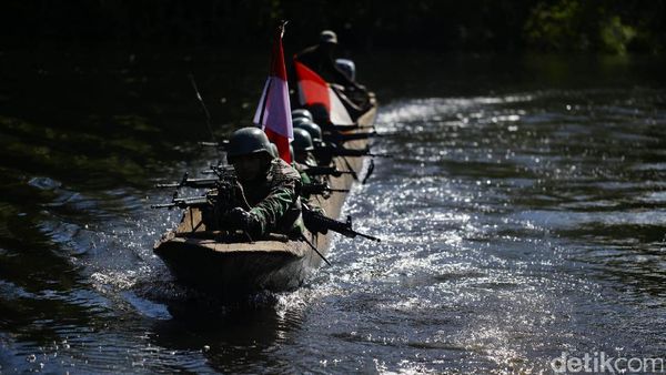 Foto: TNI Patroli di Perbatasan Pedalaman Papua