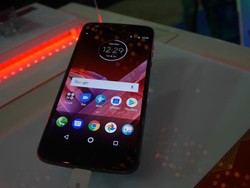 Moto Z2 Play Bakal Sambangi Indonesia, Kapan?
