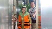 Diperiksa KPK, Istri Gubernur Bengkulu Terlihat Lesu
