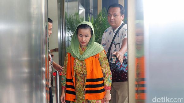 Diperiksa KPK, Istri Gubernur Bengkulu Terlihat Lesu