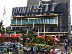 Hotel Daira Palembang Terbakar, Tamu dan Karyawan Berhamburan Hotel Daira Palembang Terbakar, Tamu dan Karyawan Berhamburan
