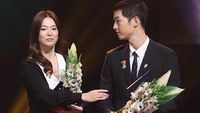 (Lagi) Momen Romantis Song Joong Ki dan Song Hye Kyo