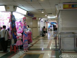 Pedagang Pasar Tanah Abang Masih Habiskan Stok Sisa Lebaran