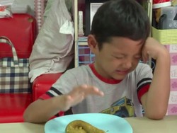 Kasian! Ini Ekspresi Wajah Bocah yang Sanggup Cicip Puding Kotoran Anjing