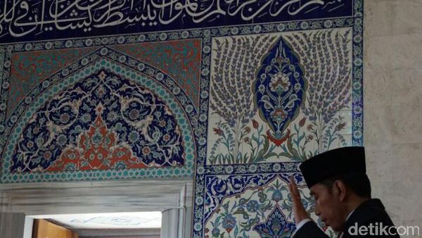 Momen Jokowi Salat 2 Rakaat di Masjid Termegah Ankara Turki