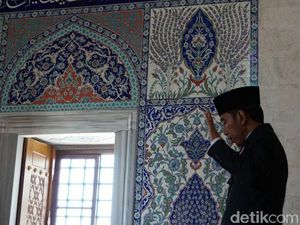 Momen Jokowi Salat 2 Rakaat di Masjid Termegah Ankara Turki