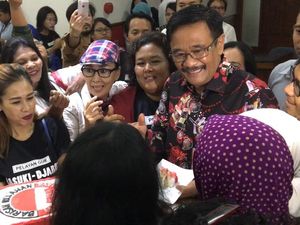 Relawan Bawa Kue Ultah Bhineka Jaya untuk Djarot