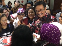 Relawan Bawa Kue Ultah Bhineka Jaya untuk Djarot
