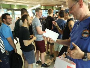 Penjualan OnePlus 5 Disambut Antrean Mengular Penjualan OnePlus 5 Disambut Antrean Mengular