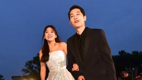 Foto: Mesranya Song Hye Kyo dan Song Joong Ki di Red Carpet