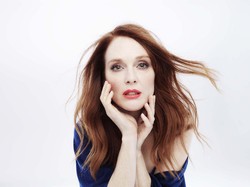 Berusia 56 Tahun, Julianne Moore Jadi Model Lingerie