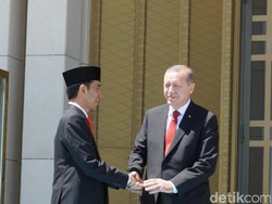 Erdogan dan Pasukan Ottoman Sambut Jokowi di Istana Turki