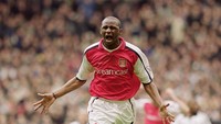 Patrick Vieira menghabiskan sembilan musim di Premier League. Dalam periode yang tak bisa dibilang panjang itu dia punya banyak koleksi kartu. Kartu kuning berjumlah 76, sementara kartu merah ada delapan. (Ross Kinnaird /Allsport)