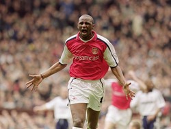 Patrick Vieira menghabiskan sembilan musim di Premier League. Dalam periode yang tak bisa dibilang panjang itu dia punya banyak koleksi kartu. Kartu kuning berjumlah 76, sementara kartu merah ada delapan. (Ross Kinnaird /Allsport)