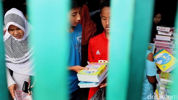 Jelang Masuk Sekolah Toko Buku Diserbu Pembeli