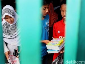 Jelang Masuk Sekolah Toko Buku Diserbu Pembeli