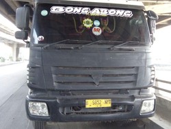 Pemotor Wanita Tewas Terlindas Trailer di Koja