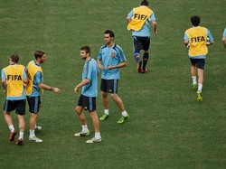 Arbeloa Tak Akan Pernah Ajak Pique Makan Bersama