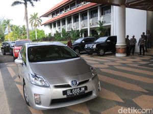 Pertama Ngantor, Gubernur Aceh Nyetir Sendiri dan Dikejar Voorijder