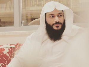 Foto: Selain Muzammil, Imam Masjidil Haram Tampan Ini juga Dikagumi Wanita Foto: Selain Muzammil, Imam Masjidil Haram Tampan Ini juga Dikagumi Wanita