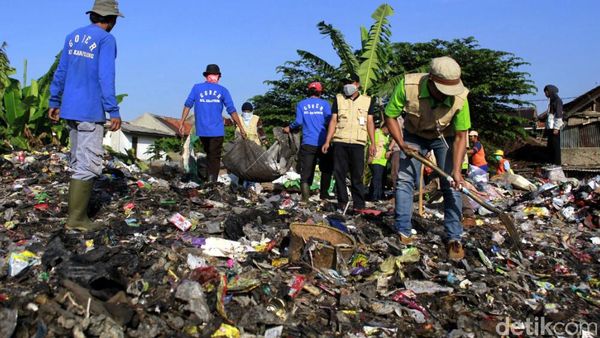 Lautan Sampah di Cibangkong Kota Bandung Dibersihkan