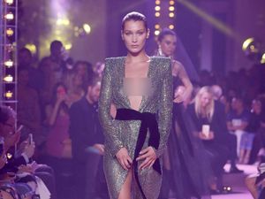 Bella Hadid 2 Kali Umbar Keseksian Tubuh di Paris Fashion Week
