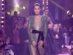 Bella Hadid 2 Kali Umbar Keseksian Tubuh di Paris Fashion Week