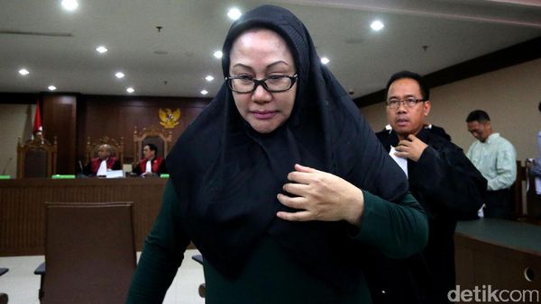 Ratu Atut Teteskan Air Mata di Depan Hakim