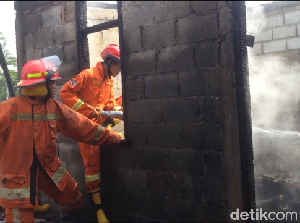 Sebuah Rumah Terbakar di Kampung Makasar Jakarta Timur