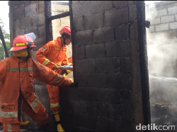 Sebuah Rumah Terbakar di Kampung Makasar Jakarta Timur