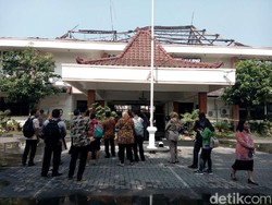 Api yang Membakar Kantor Disperindag Jatim Berhasil Dipadamkam