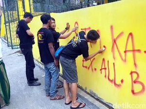 Sesalkan Vandalisme, 4 Pemuda Sukabumi Bersihkan Tembok Masjid