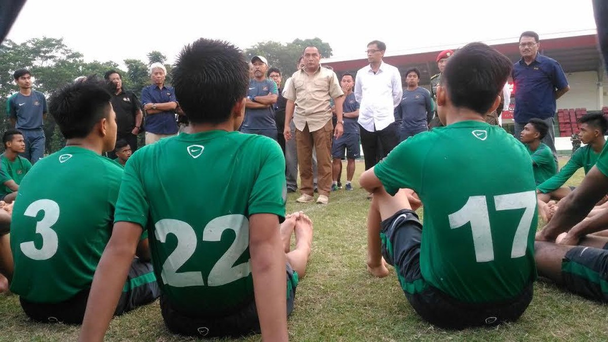 Edy Rahmayadi mengunjungi latihan timnas U-16 (detikSport/Mercy Raya)
