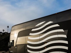 Pelayan Sampai WiFi Gratis, Fasilitas Keren di Bus Double Decker Bintang Lima