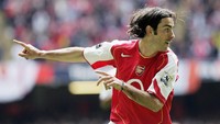 Robert Pires hanya bisa mengantar Arsenal masuk ke final Liga Champions tahun 2006. Dia malah dikorbankan dengan ditarik keluar lapangan saat Jens Lehmann dikartu merah dan Arsene Wenger harus memasukkan Manuel Almunia. Meski unggul lebih dulu di laga itu, Arsenal akhirnya harus menyerah 1-2 dari Barcelona. (Mike Hewitt/Getty Images)