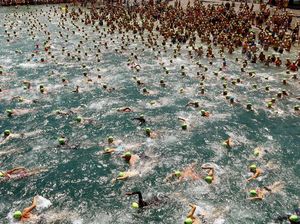 Ribuan Peserta Renang Lintasi Danau Zurich
