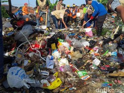 Butuh 200 Truk Angkut Lautan Sampah di Cibangkong Bandung