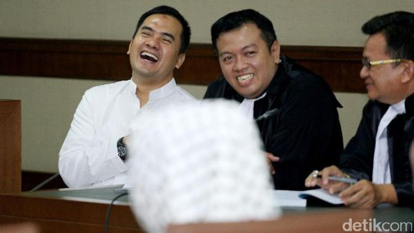 Tertawa Saat Sidang, Saipul Jamil Kenapa Ya?