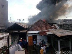 Gudang Suplier Alat Olah Raga di Surabaya Ludes Terbakar
