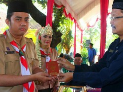 Unik! Pasangan di Ngawi Nikah Pakai Seragam Pramuka & Mas Kawin Tunas Kelapa