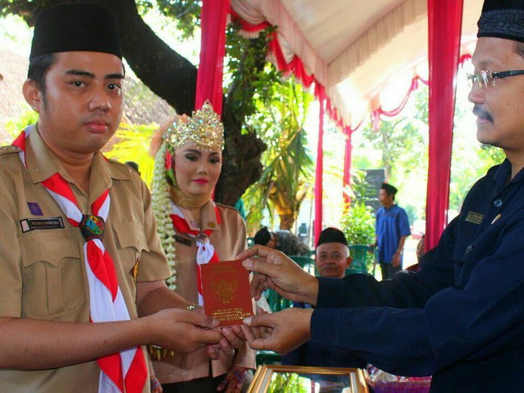 Unik! Pasangan di Ngawi Nikah Pakai Seragam Pramuka & Mas Kawin Tunas Kelapa Unik! Pasangan di Ngawi Nikah Pakai Seragam Pramuka & Mas Kawin Tunas Kelapa
